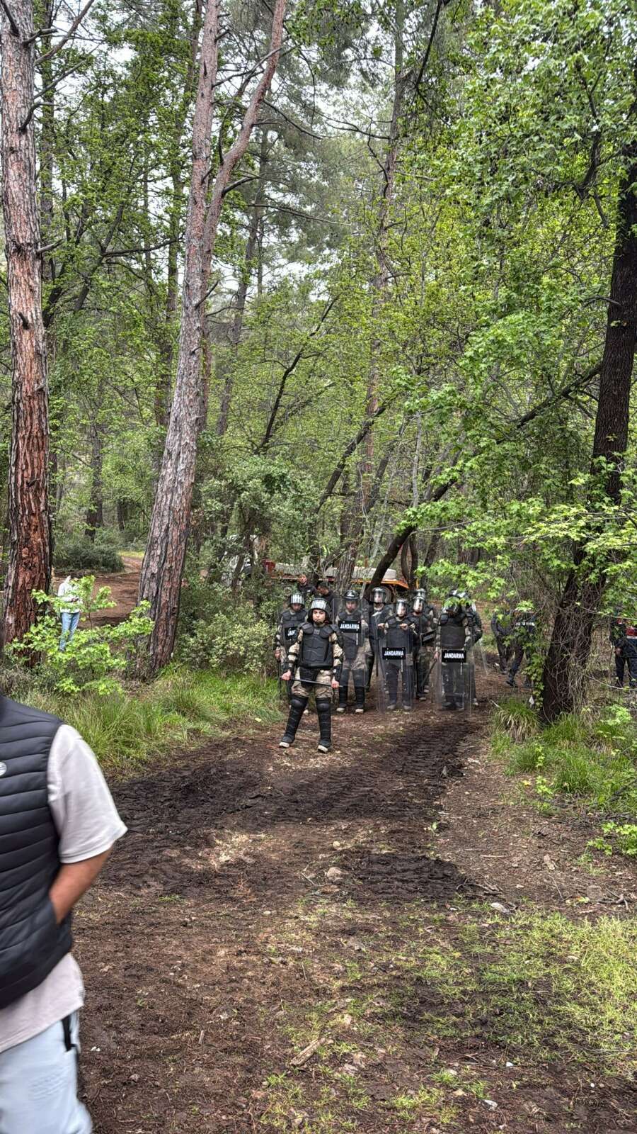 Cennet Koy Göcek’te Gerilim Tırmanıyor: Jandarma ve Sahil Güvenlik Karada ve Denizde Vatandaşların Koya Girmesine İzin Vermiyor 17